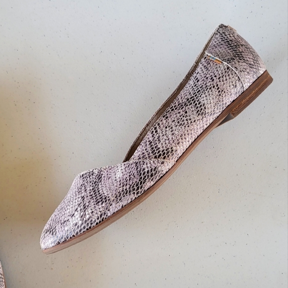 Toms Julie Gray Snakeskin Print Comfort Pointy Toe Ballet Slip On Flats Size 10 - Picture 2 of 4